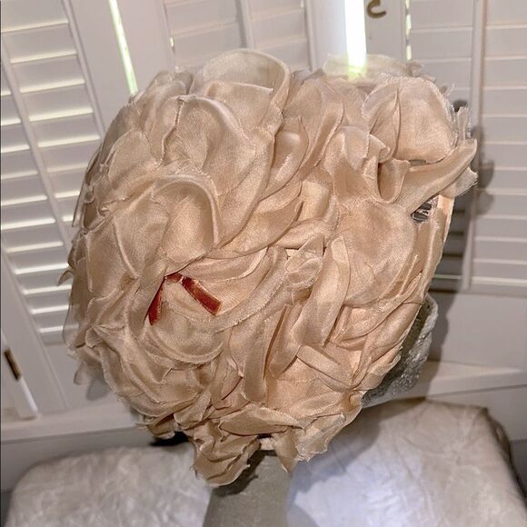 Vintage 50s or 60s Cream Floral Petal Hat - Picture 1 of 7